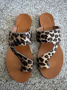 Animal Print leather sandal with toe ring